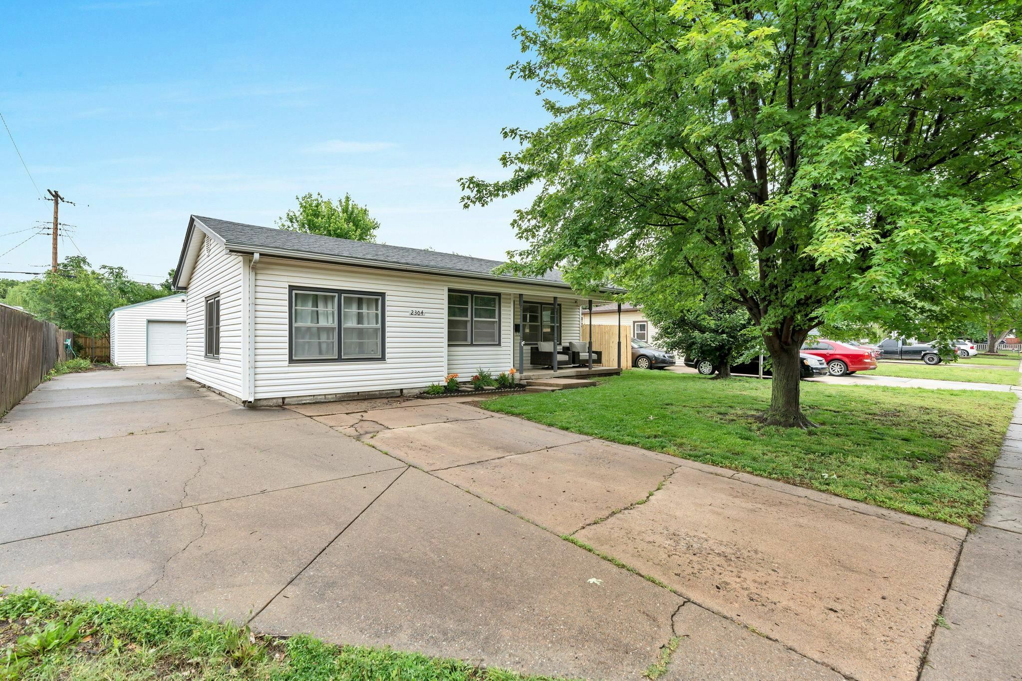 Property Photo: 2304 W Lydia St KS 67213