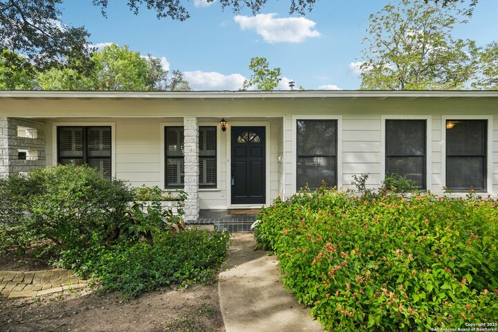 Property Photo: 419 Woodcrest Dr TX 78209