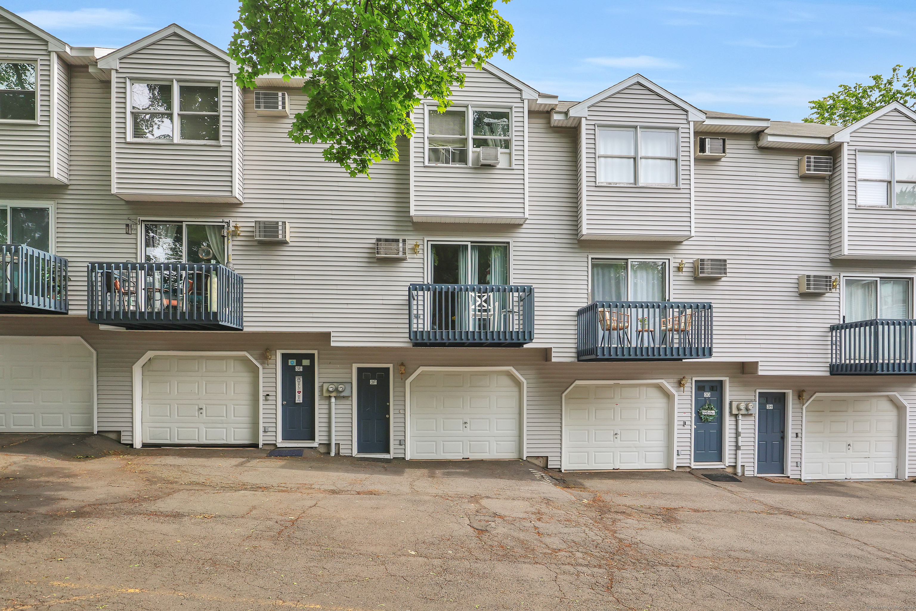 Property Photo: 239 Glen Street 3F CT 06051