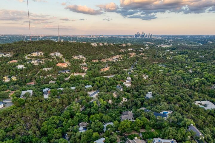 Property Photo: 907 The High Rd TX 78746