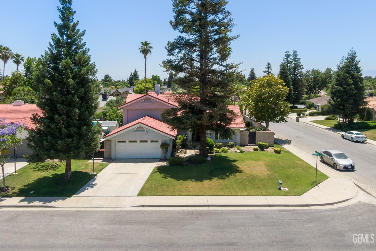 Property Photo: 9717 Willow Oak Court CA 93311