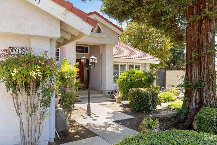 Property Photo:  9717 Willow Oak Court  CA 93311 