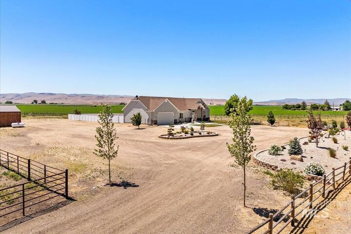 Property Photo: 3229 Market ID 83628