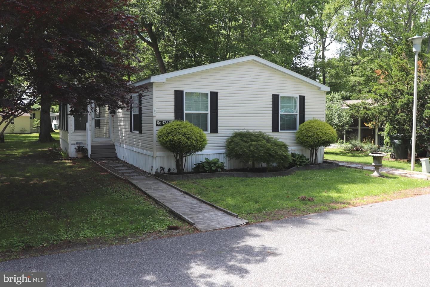 Property Photo: 37559 Shade Tree Lane 54855 DE 19975