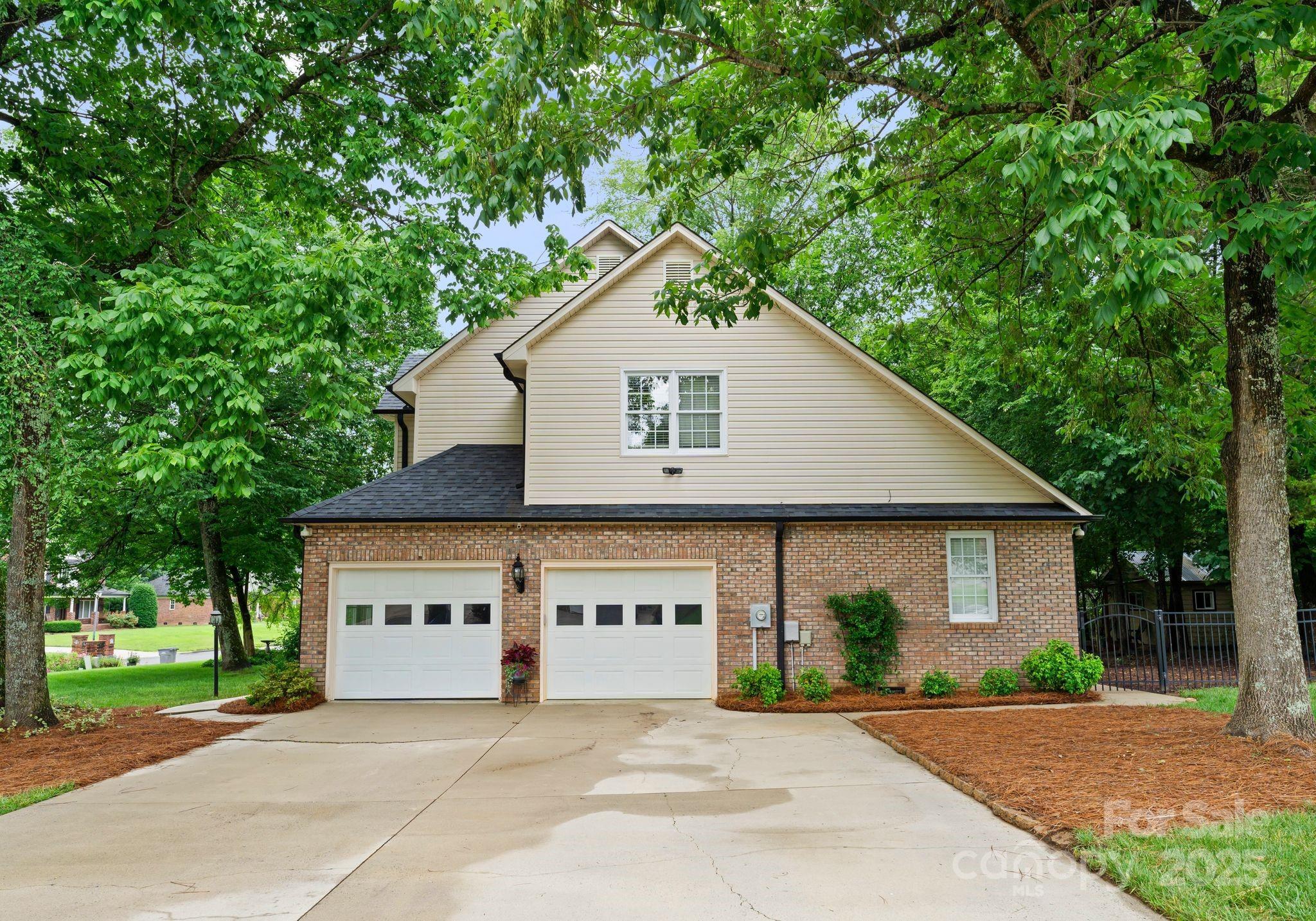 Property Photo: 901 Brighton Drive NC 28081