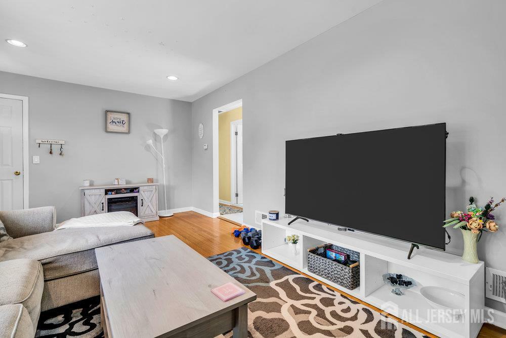 Property Photo:  11 Edna Place  NJ 08854 