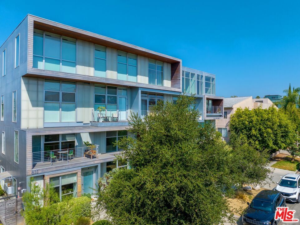 Property Photo: 611 N Bronson Ave CA 90004
