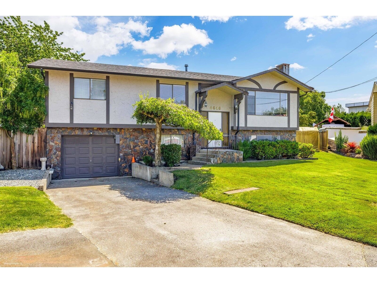 Photo de la propriété:  8646 115A  BC V4C 5R9