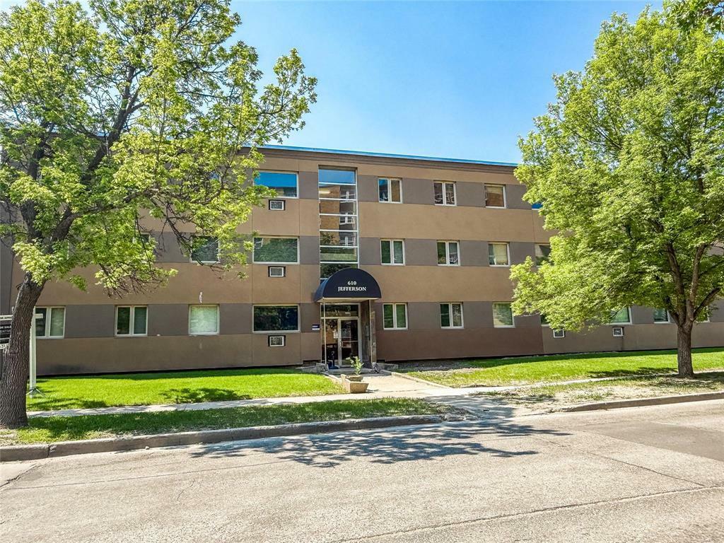 Property Photo: 610 Jefferson Avenue MB R2V 0P2