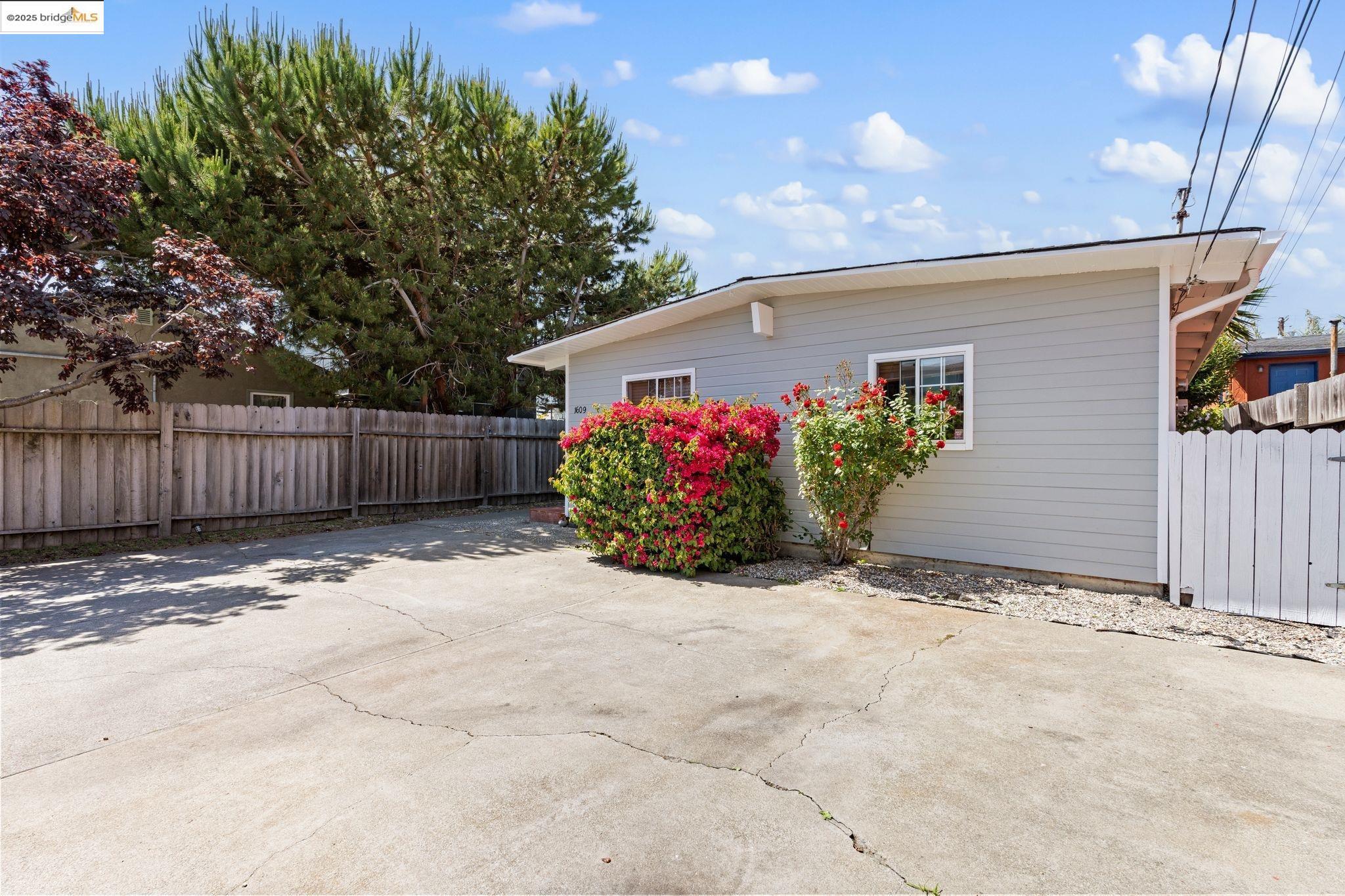 Property Photo: 1611 Julia St CA 94703