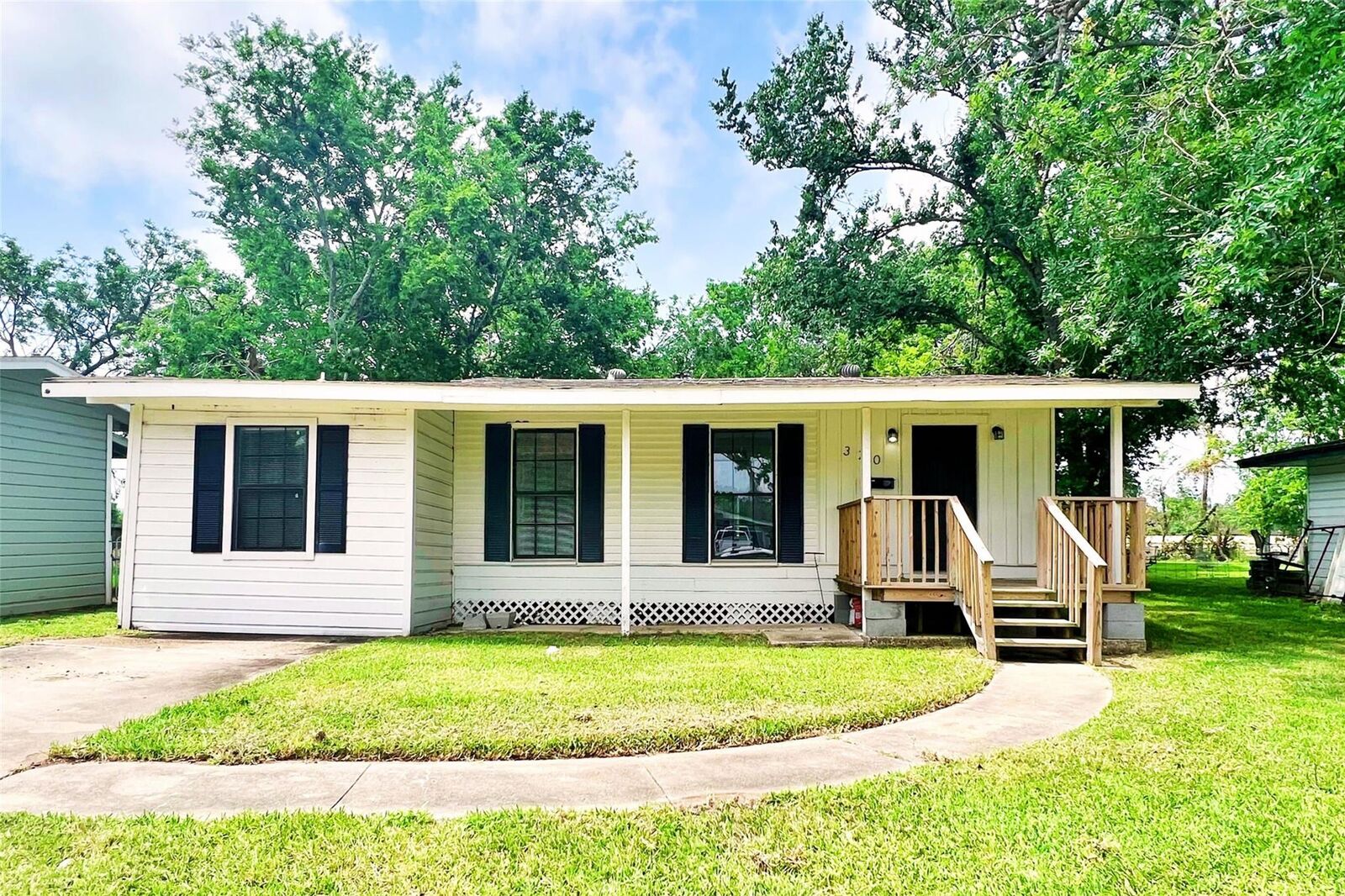 Property Photo: 320 Azalea Street TX 77566