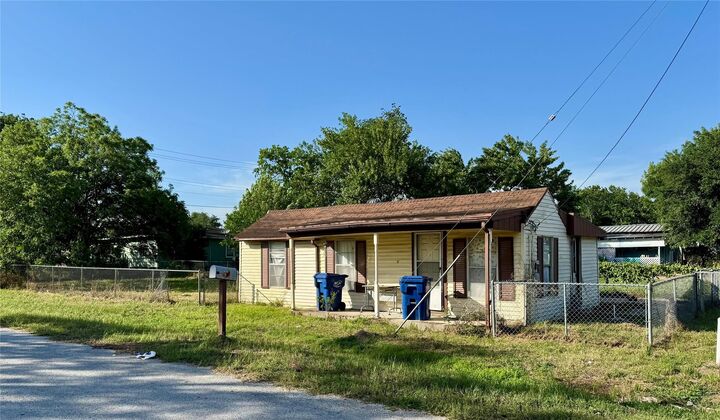 Property Photo:  910 E East Street  TX 77434 