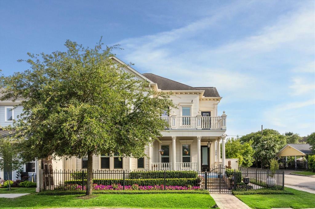 Property Photo: 300 E 26th Street TX 77008