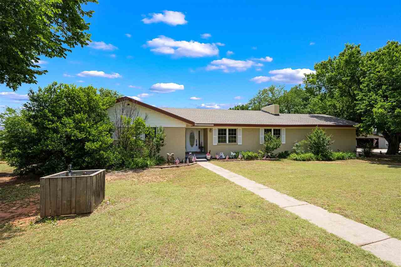 Property Photo: 14805 SE Woodlawn Rd OK 73501