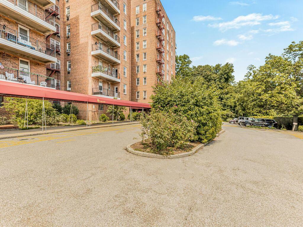 Property Photo:  245 Rumsey Road #6X  NY 10701 
