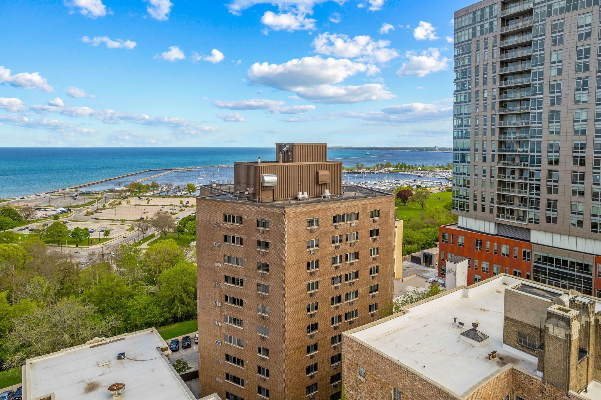 Property Photo: 1919 N Summit Ave 6D WI 53202