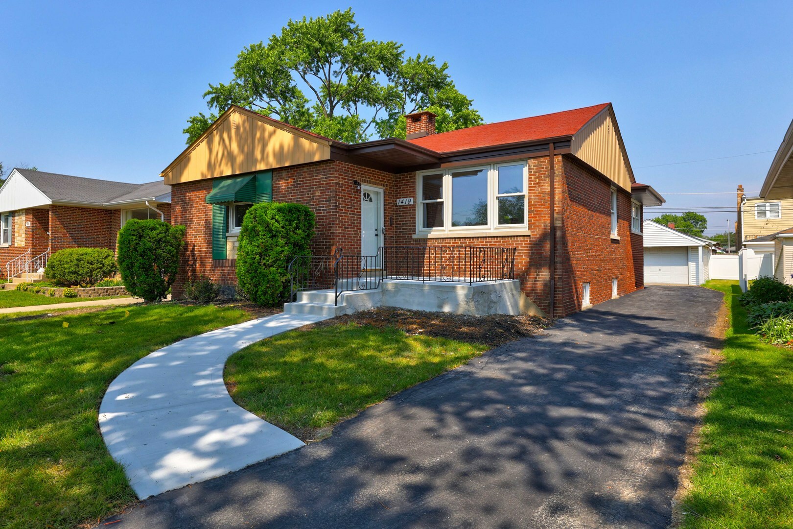 Property Photo: 1419 Hull Avenue IL 60154