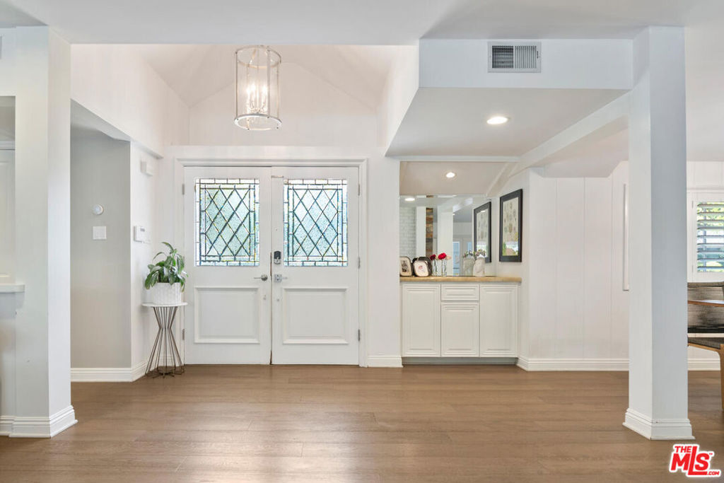 Property Photo:  4909 Encino Terrace  CA 91316 