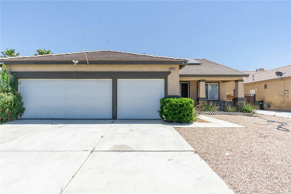 Property Photo: 14537 Oakdale Circle CA 92301