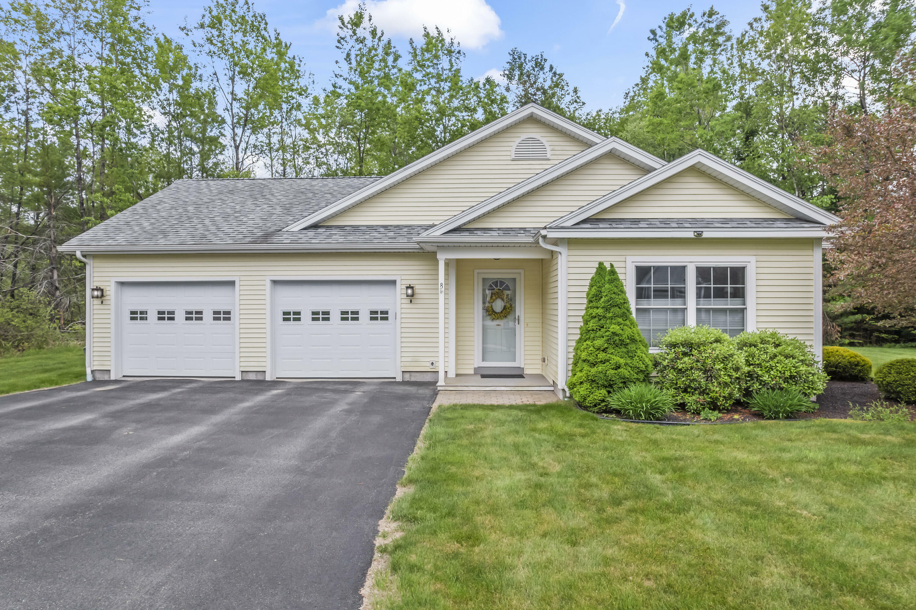 8 Macintosh Lane  Lewiston ME 04240 photo