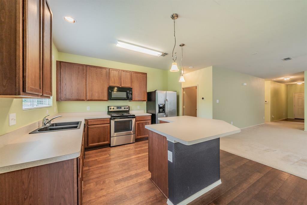 Property Photo: 921 Penny Royal Court TX 76002