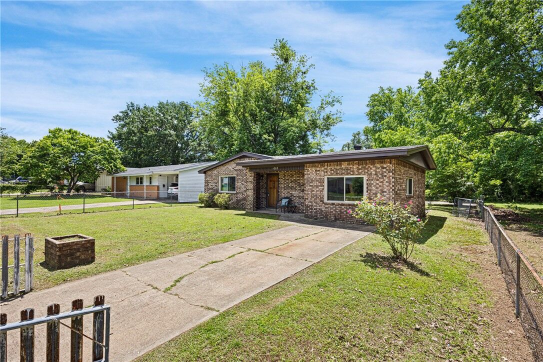 Property Photo: 1002 E F Street AR 72801