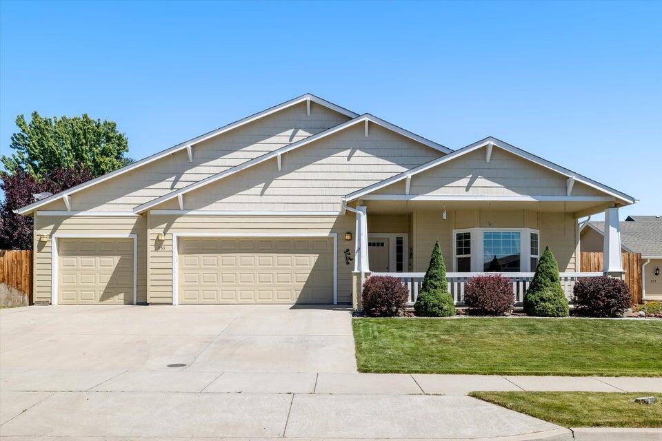 Property Photo:  853 NE Cobblestone Court  OR 97754 