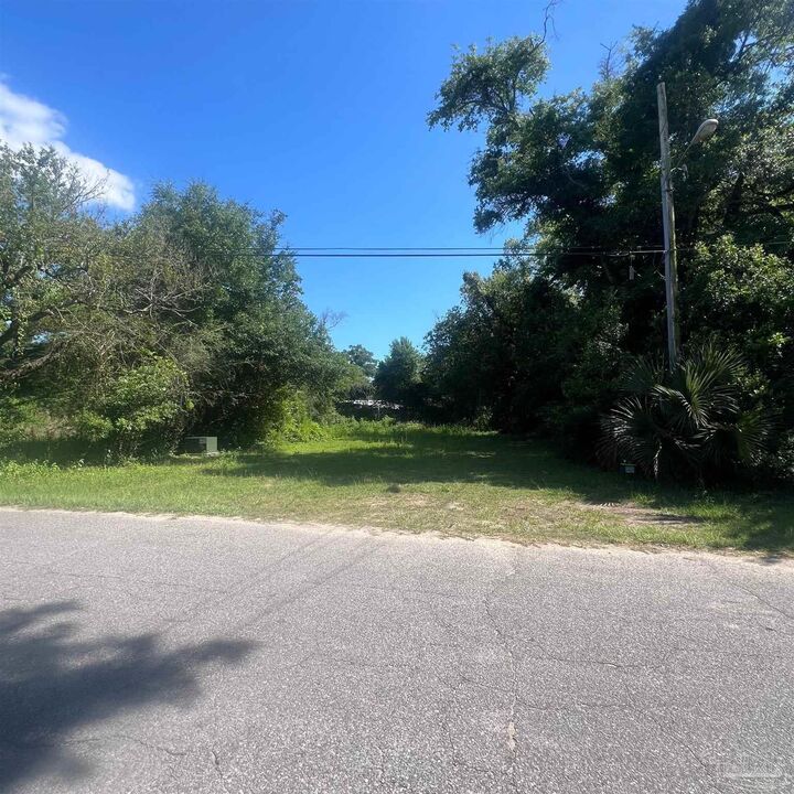 Property Photo:  125 Alice St  FL 32505 