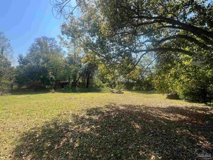 Property Photo:  125 Alice St  FL 32505 