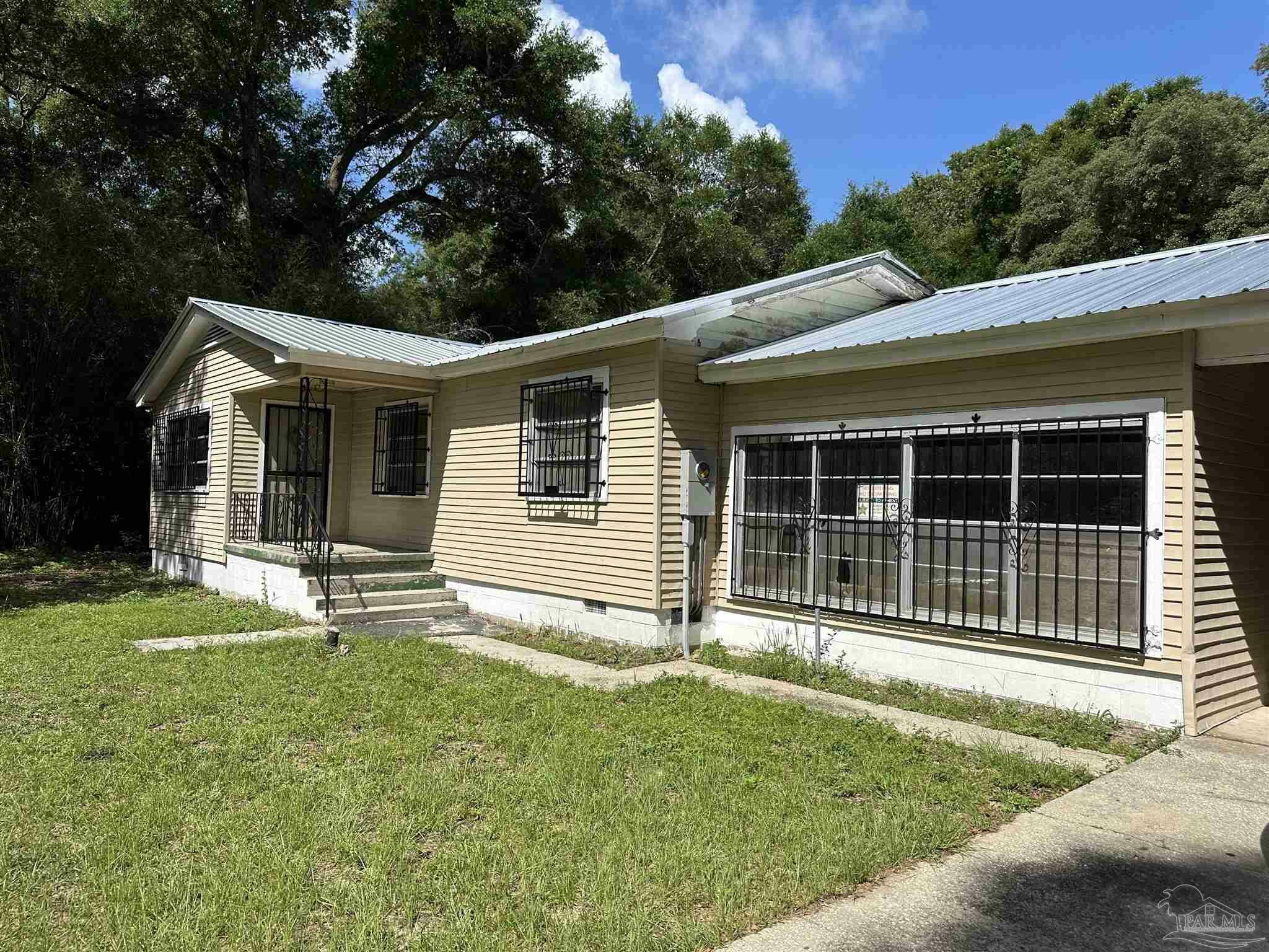 Property Photo: 619 Citrus St FL 32505