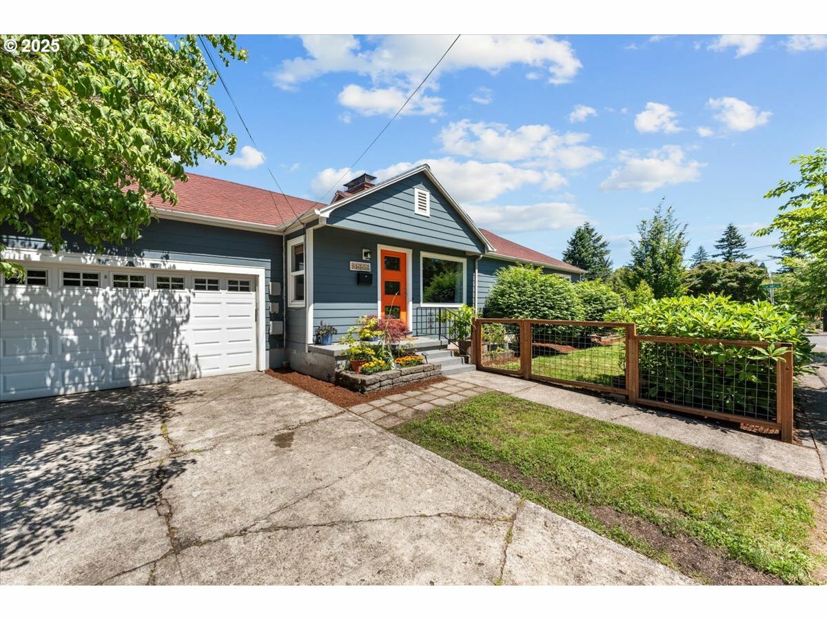 Property Photo:  3565 NE Liberty St  OR 97211 