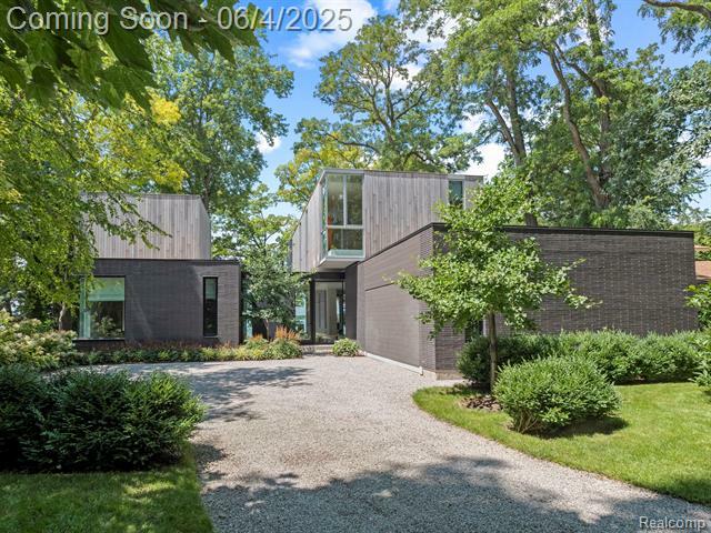 Property Photo: 4050 Oak Bank Court MI 48323