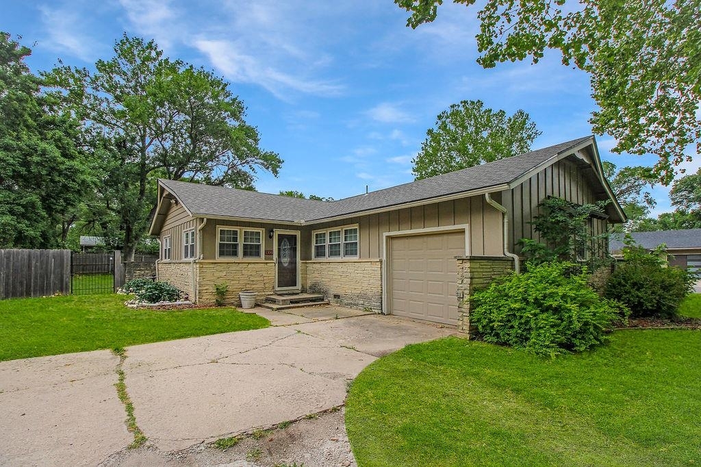 Property Photo: 1300 N Westview Dr KS 67037