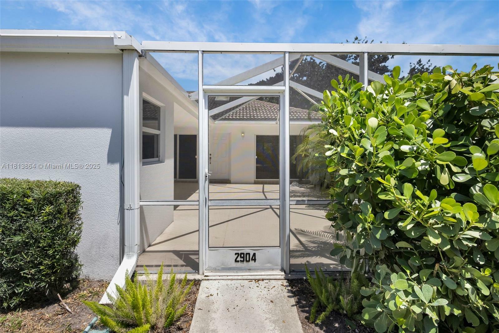 Property Photo: 2904 Pin Oak Ct 2904 FL 33410