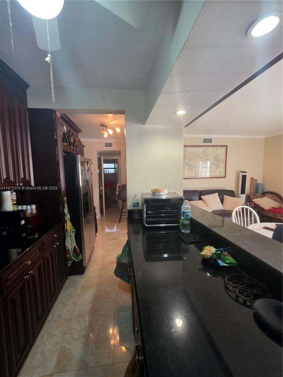 Property Photo: 543 Meridian Ave 1 FL 33139