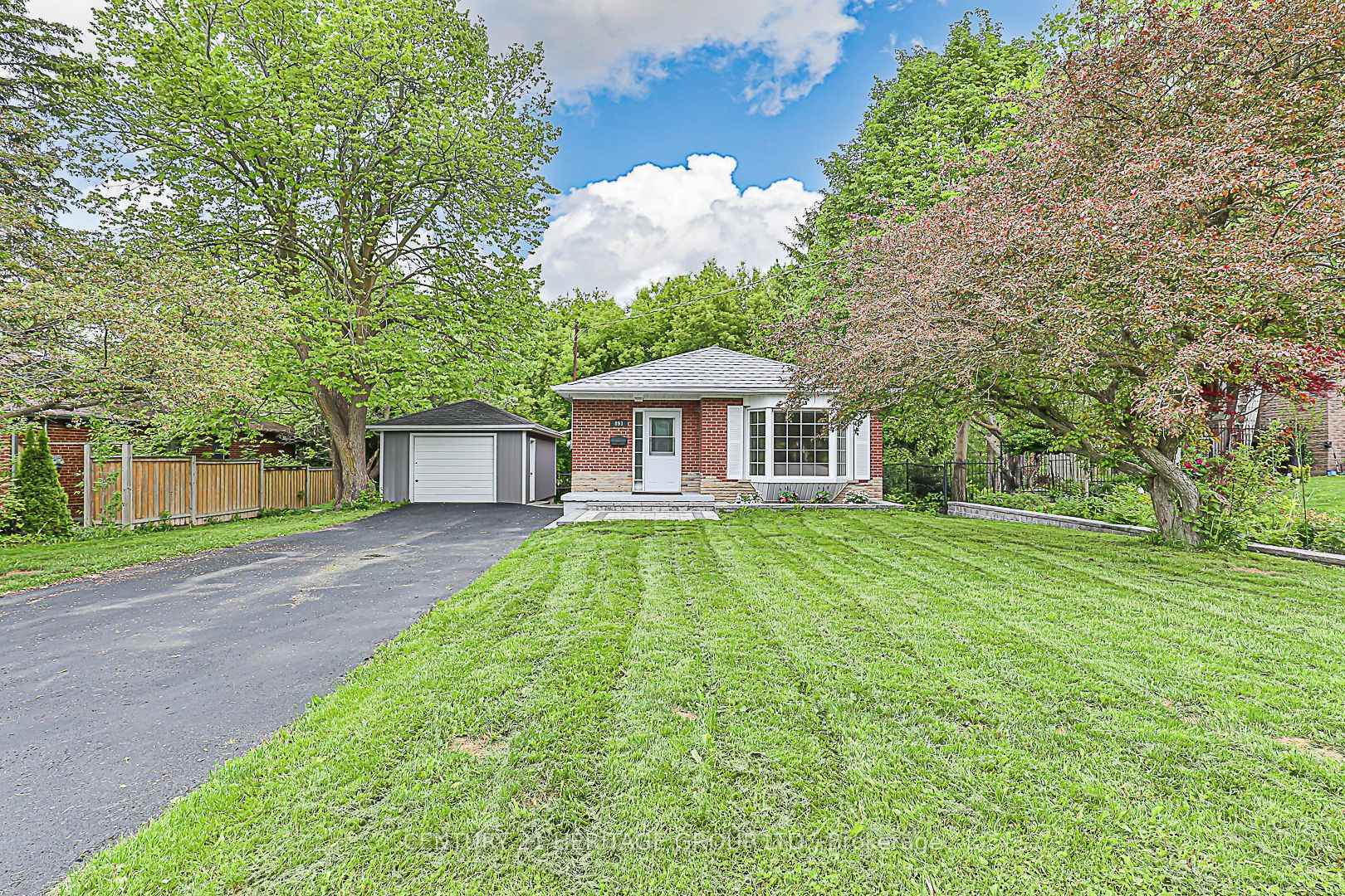 Photo de la propriété: 893 Srigley Street ON L3Y 1Y2