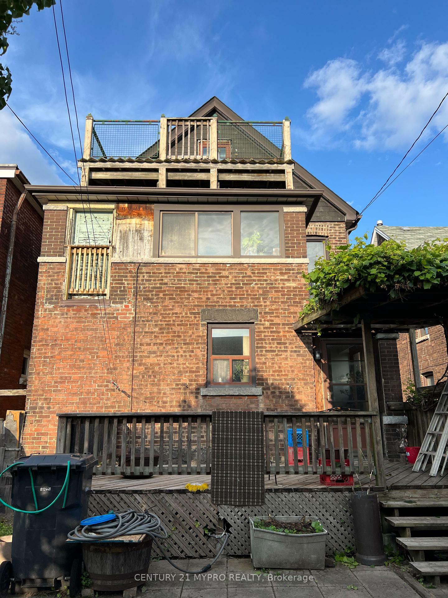 Photo de la propriété: 664 Shaw Street ON M6G 3L7