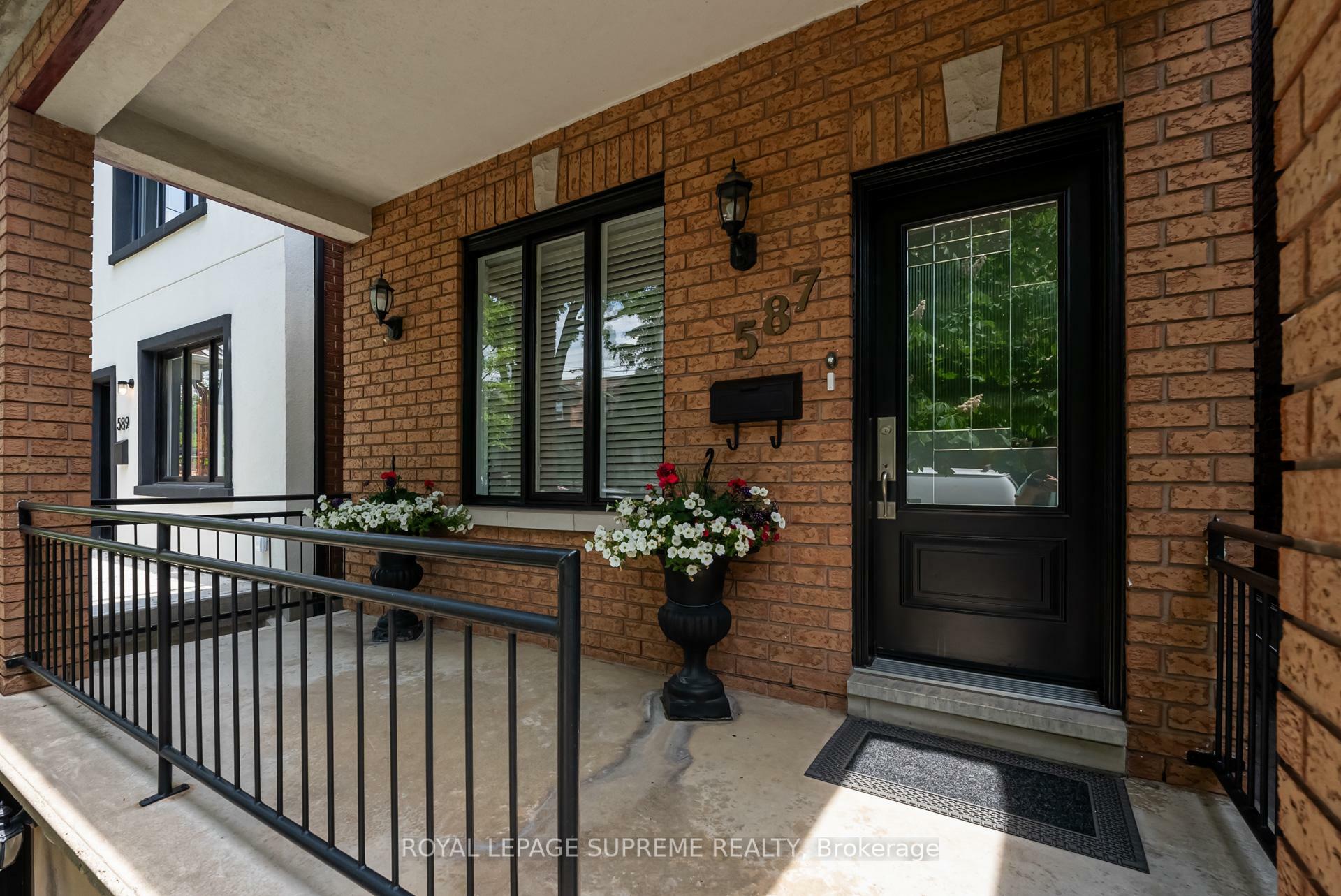 Photo de la propriété: 587 St Clarens Avenue ON M6H 3W9