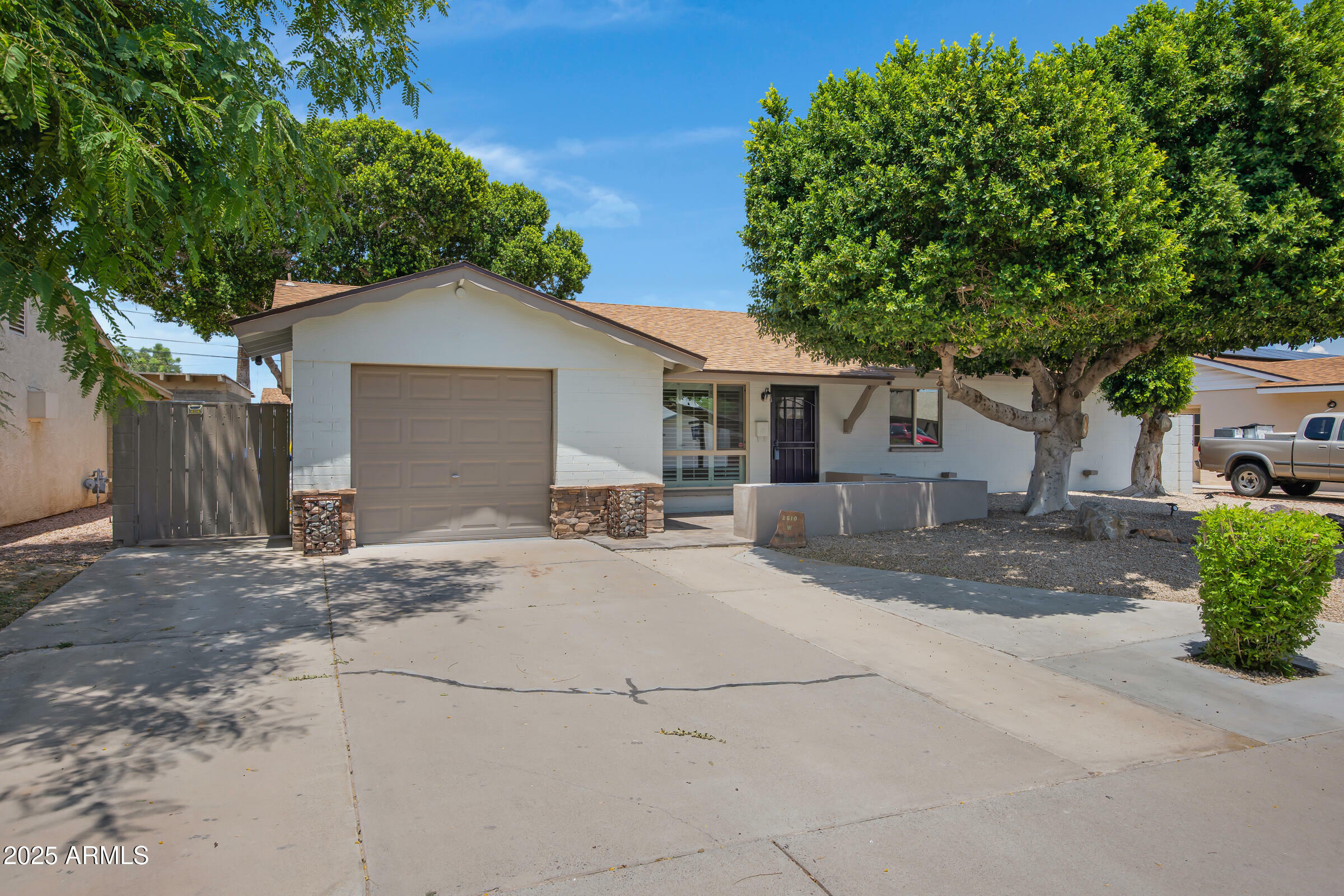 Property Photo: 2510 W Columbine Drive AZ 85029