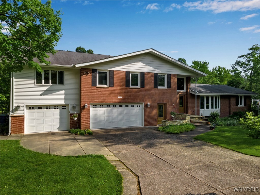 9325 Hunting Valley Road N  Clarence NY 14031 photo