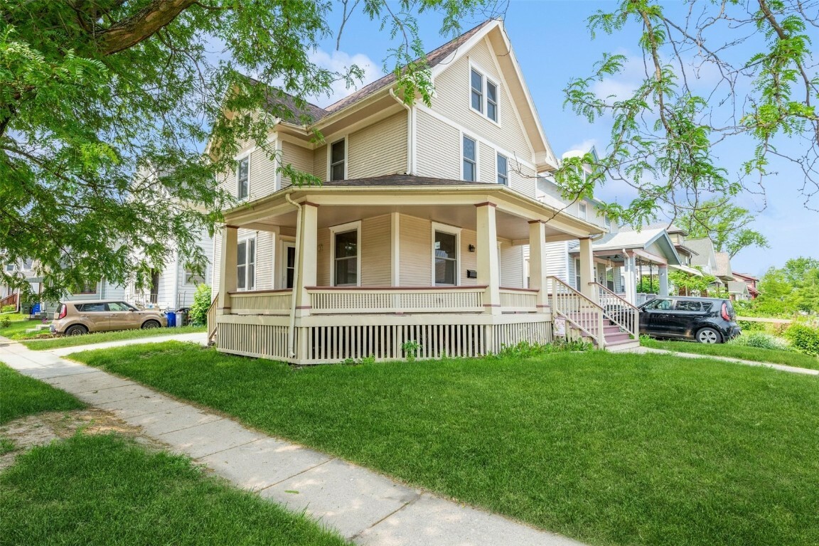Property Photo: 1625 6th Ave IA 52403