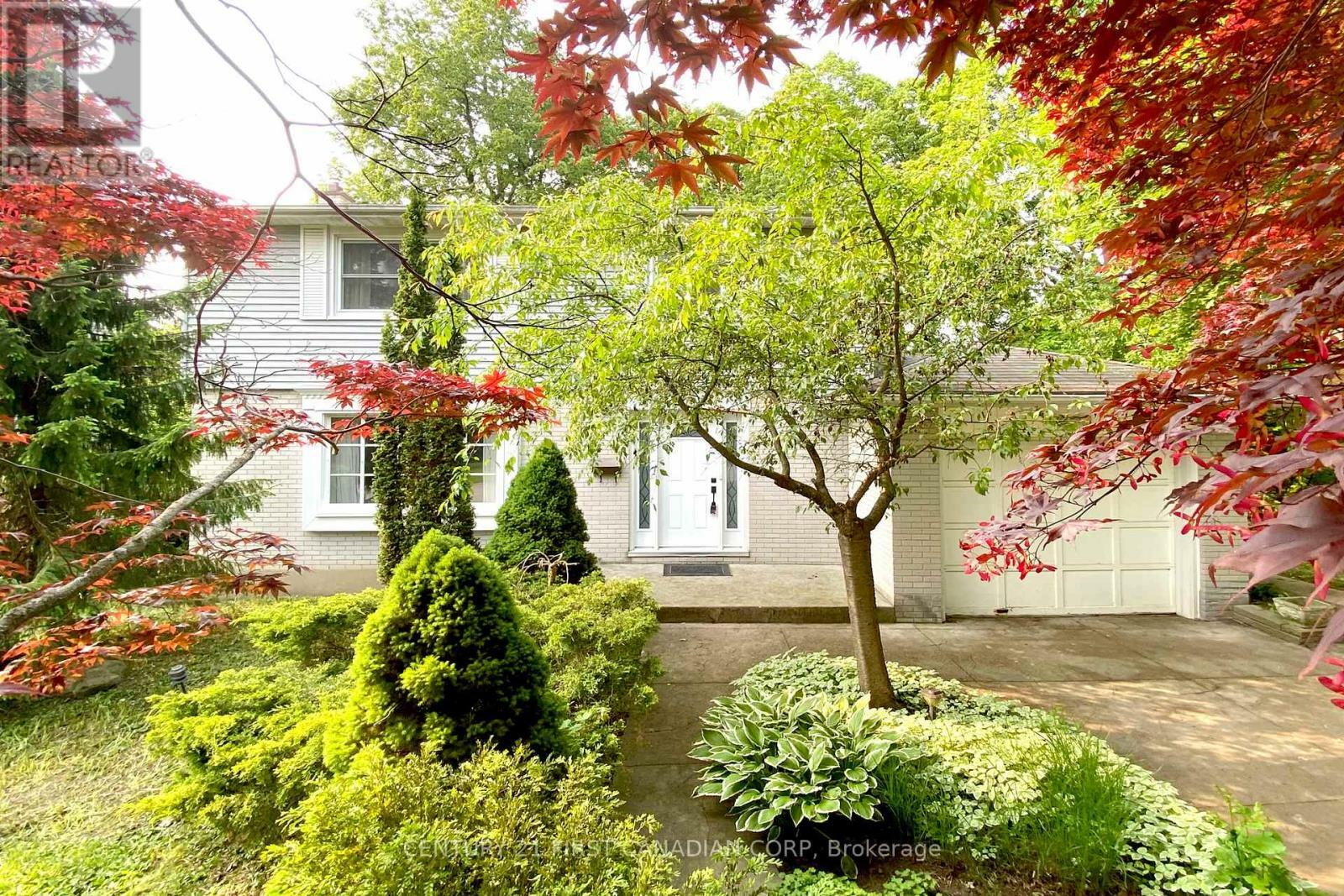 Property Photo: 18 Brentwood Crescent ON N6G 1X2