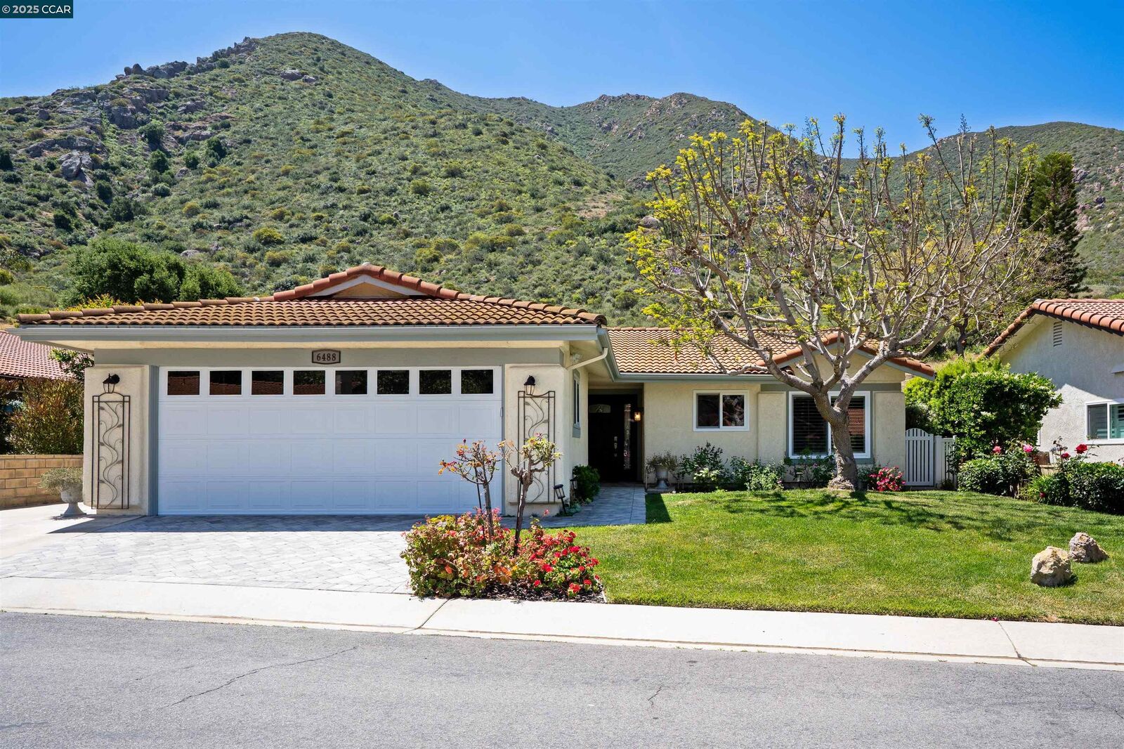 Property Photo: 6488 San Como Ln CA 93012