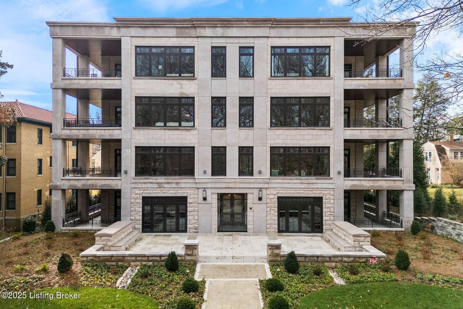 Property Photo:  1576 Cherokee Rd 1  KY 40205 