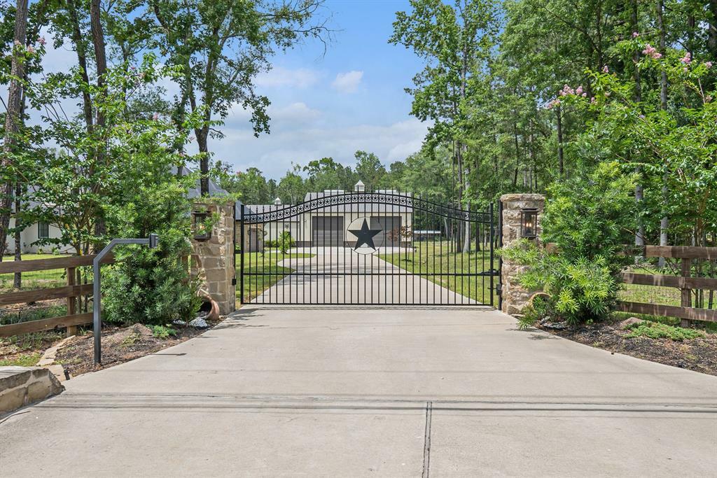 Property Photo: 10102 Woodlane Boulevard TX 77354