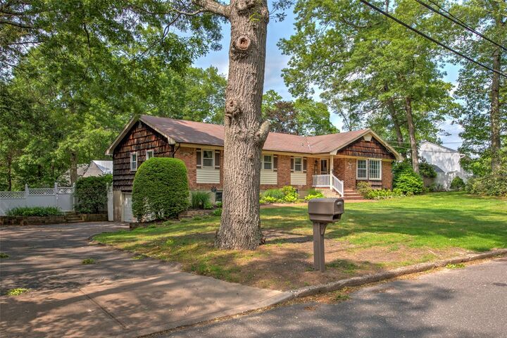 Property Photo:  39 Cornwallis Road  NY 11733 