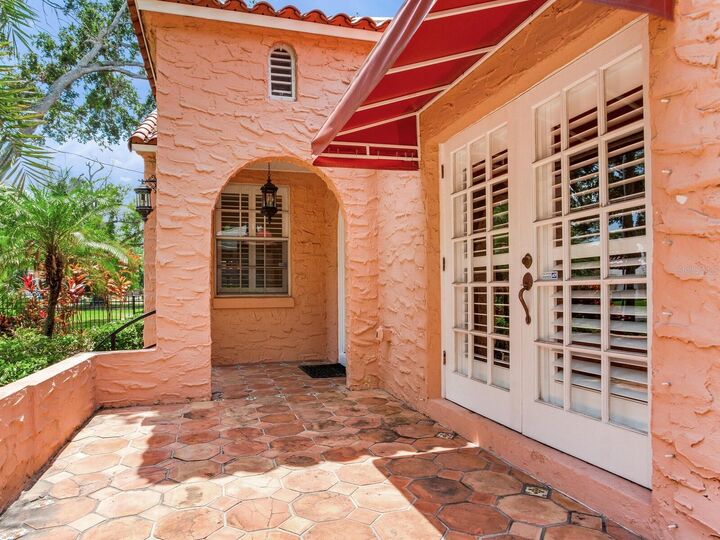 Property Photo: 4521 W Azeele Street FL 33609