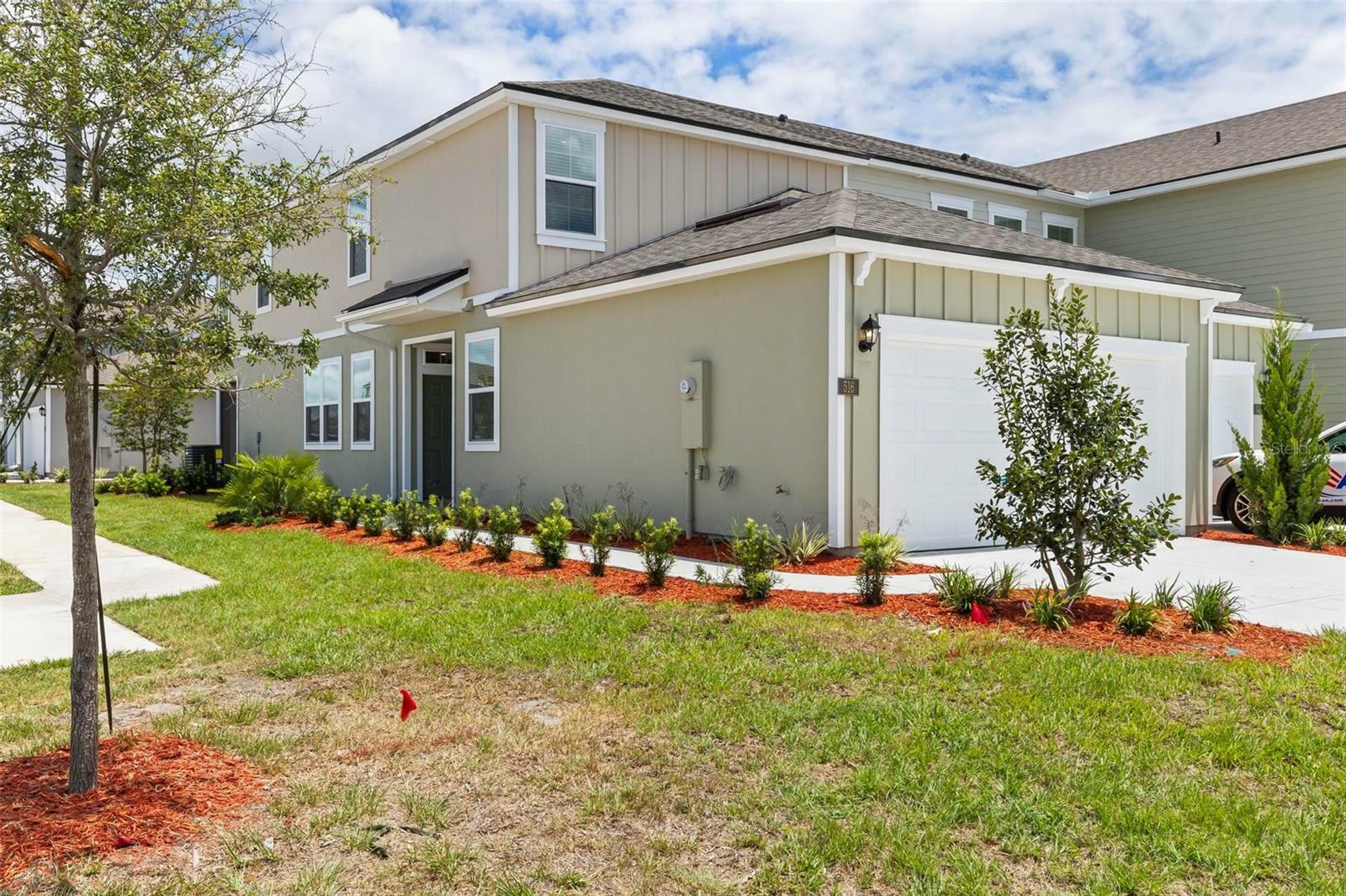 Property Photo: 516 Redbud Road FL 32137