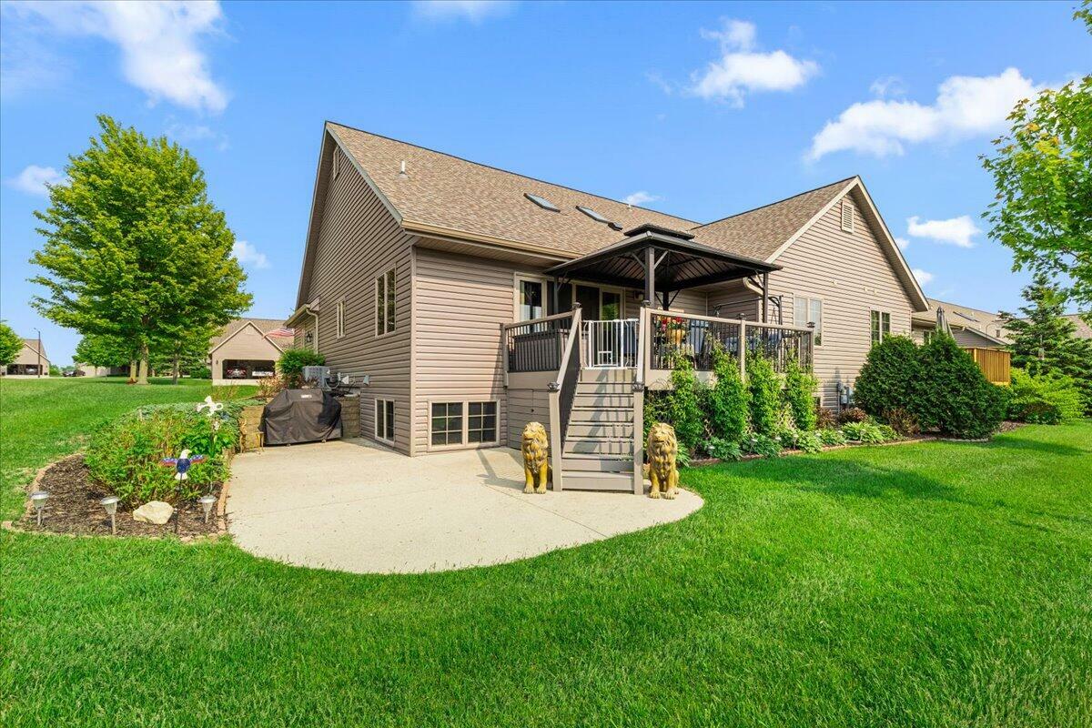 Property Photo: W203n16129 Pin Oak Cir WI 53037