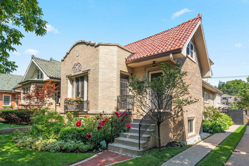 Property Photo: 2530 W Morse Avenue IL 60645